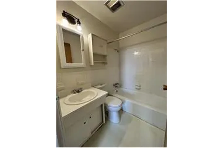 $700 : Rental property with 2 bedro image 9