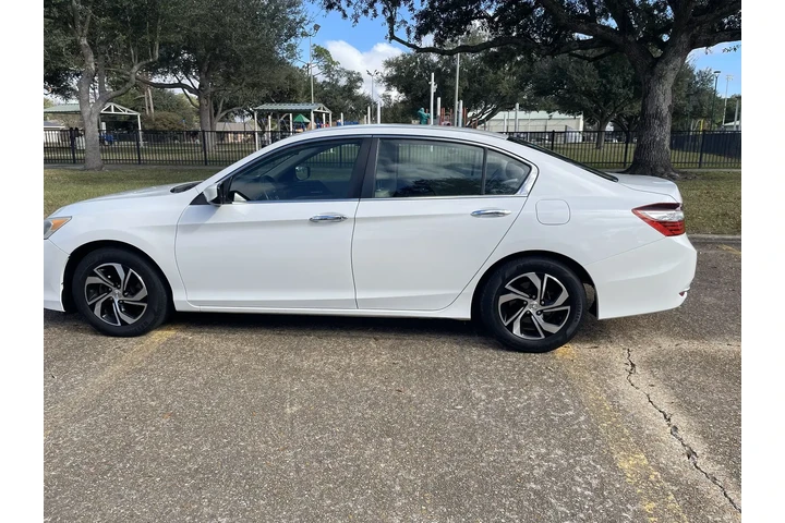 $7000 : 2016 Accord LX image 5