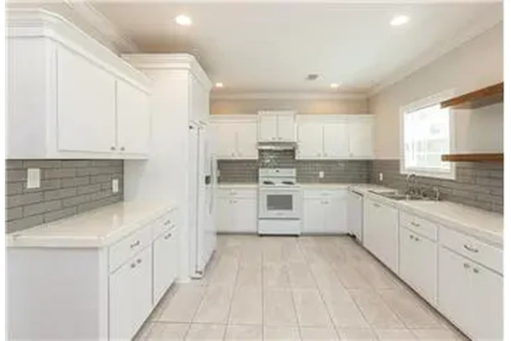 $850 : Rental property with 2 bedro image 8