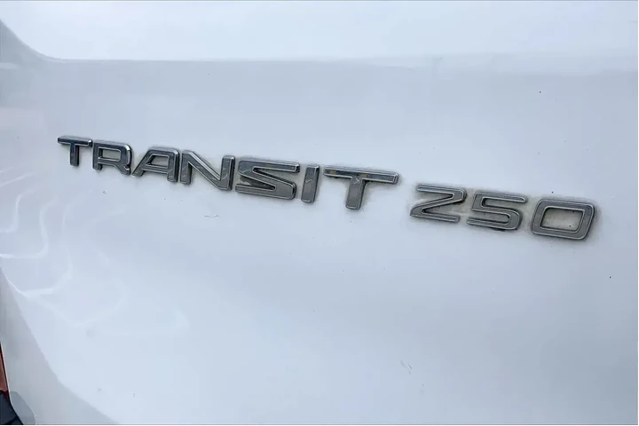 $20811 : Ford Transit 2018 250 3dr SW image 10