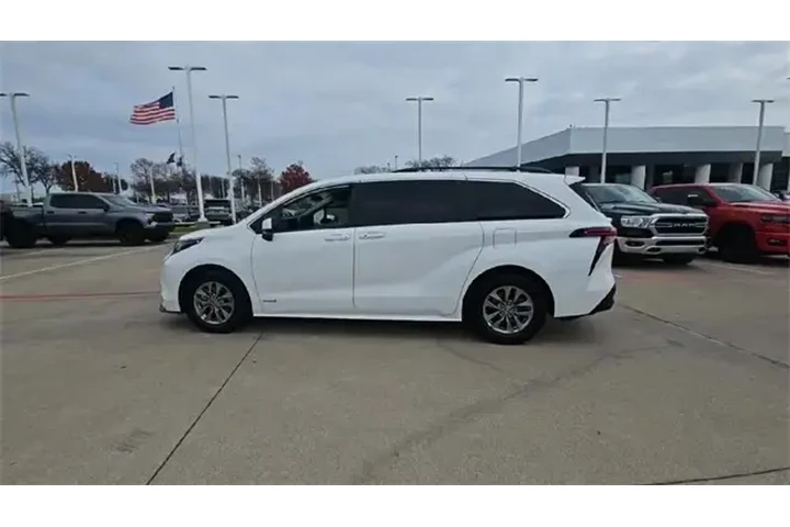 $28987 : Toyota Sienna 2021 LE 8-Pass image 6