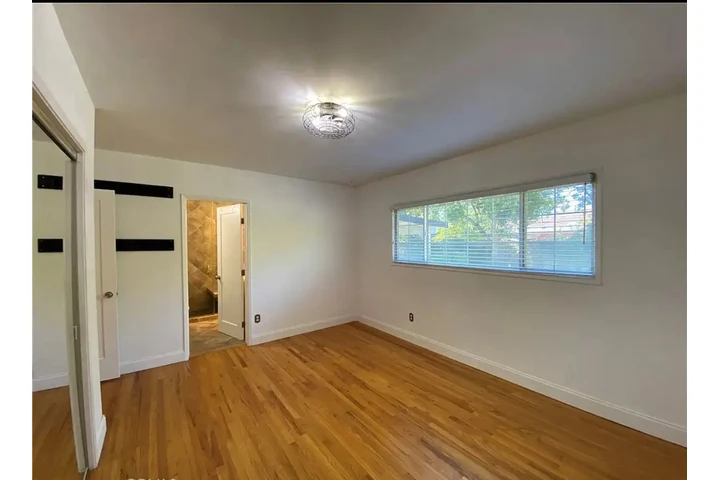 $3950 : Charming Single-Family home image 6