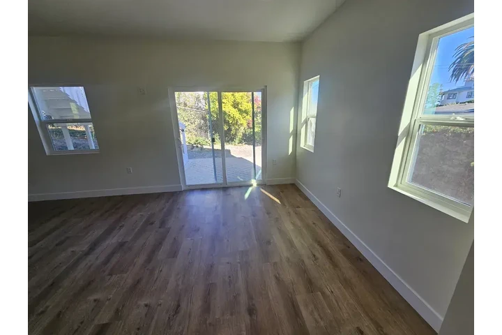 $2200 : 2 bed 2 bath house availabe image 4