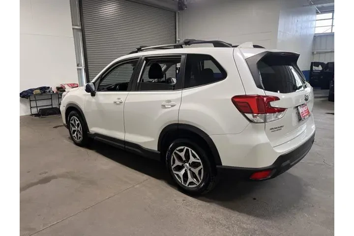 $17972 : Subaru Forester 2020 AWD Pre image 3