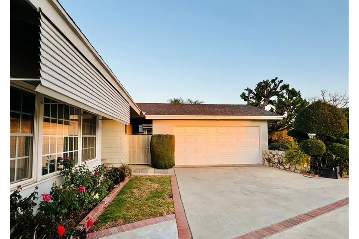 $2455 : 3 Bed House in Huntington Park image 2