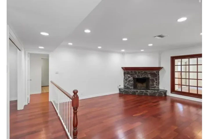$2435 : 3 Bedroom House in Los Angeles image 2