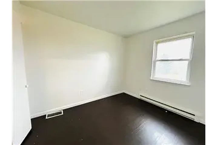 $550 : Rental property with 2 bedro image 7