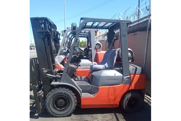 $8500 : 5,000 LBS TOYOTA FORKLIFT image 1