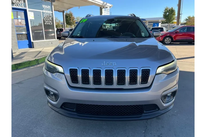 2019 Cherokee Latitude 4WD image 2