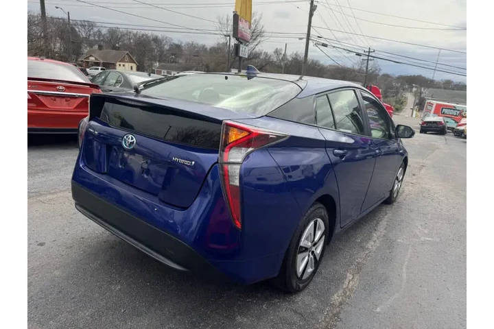 $13785 : 2017 Prius Three image 9