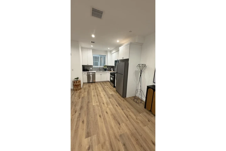 $4250 : Nuevo Townhouse image 4