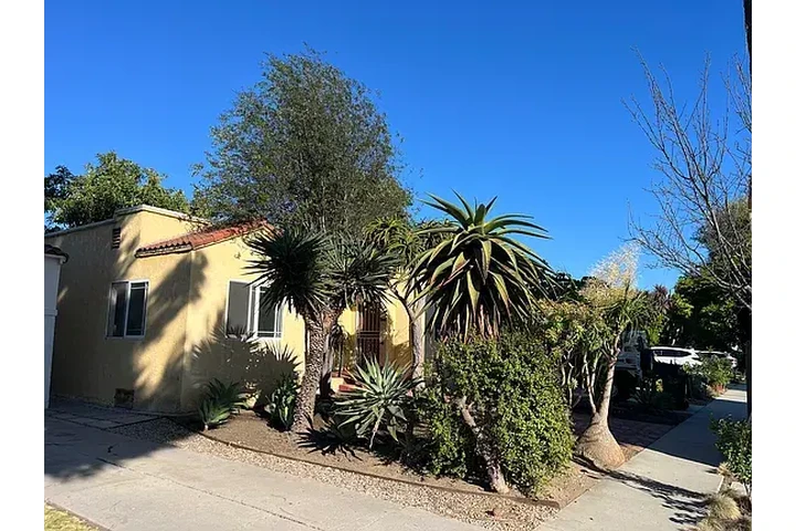 $2300 : YOUR DREAM HOME AWAITS!! image 1