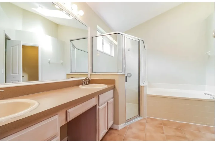 $1200 : This standout house image 7