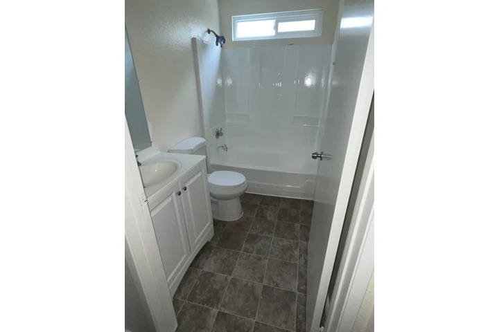 $2400 : AMPLIO APT 2 CUARTOS LYNWOOD image 7