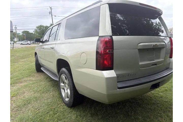2017 Suburban LT image 8