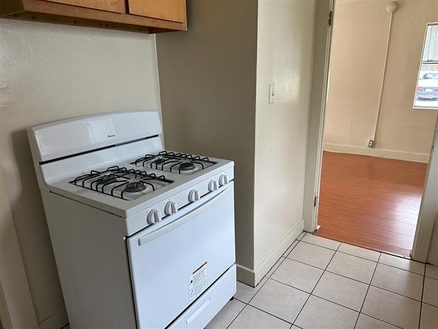 $1895 : One Bedroom Apartment Glendale image 4