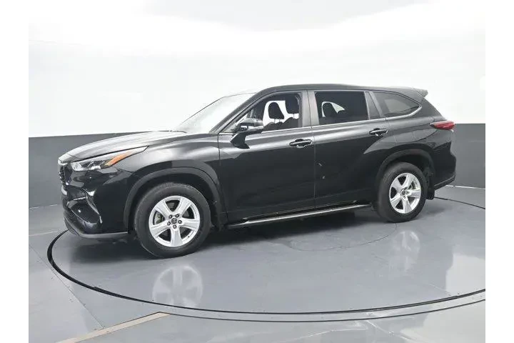 $30991 : Toyota Highlander 2023 L 4dr image 2