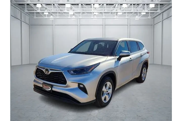 $32995 : Toyota Highlander 2023 LE 4d image 1