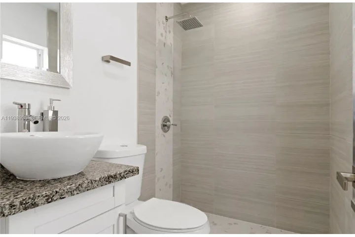 $2500 : 3 bedroom home in Miami image 8