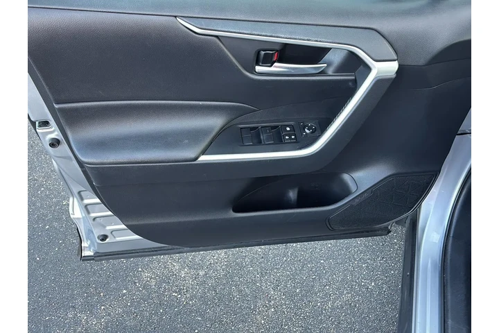 $23888 : Silver Certified 2020 RAV4 XLE image 5