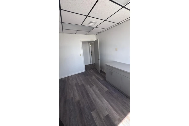 $900 : Coercial suite for rent image 7