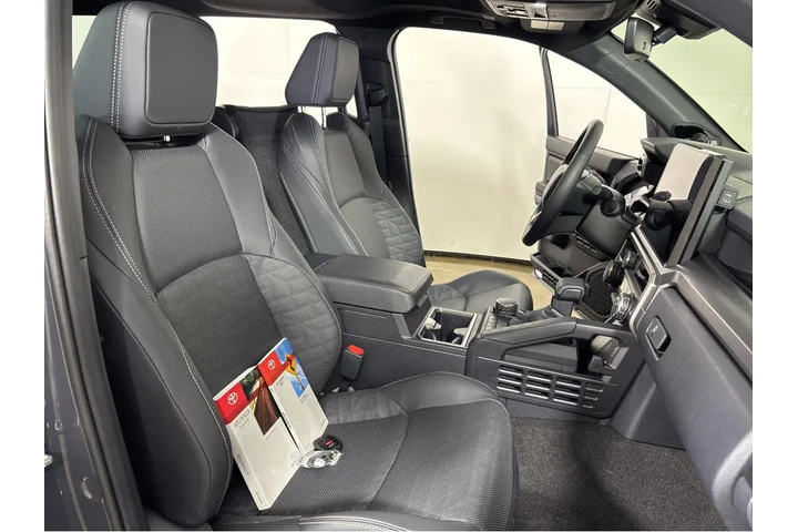 $56979 : Gold Certified2025 4Runner TR image 4