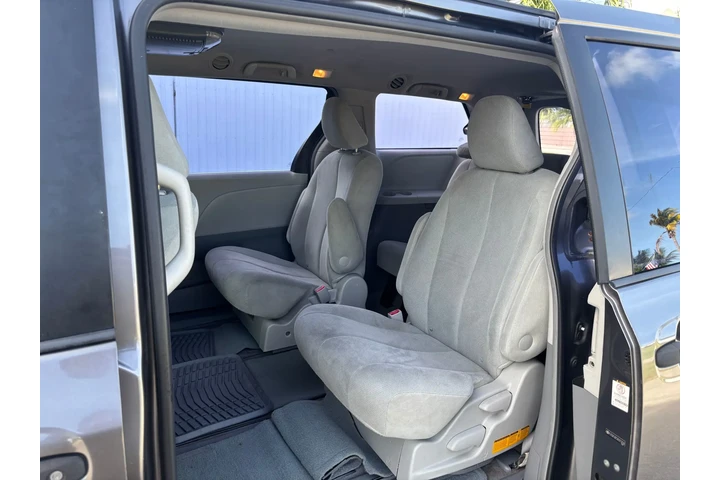 $5300 : 🚙2011 Toyota Siena 🚙CASH 🔥 image 9