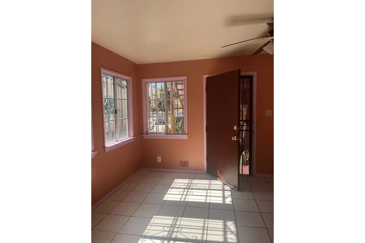 $2100 : Spacious apartment image 7