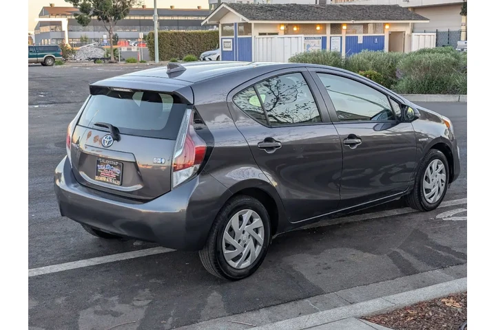 $11988 : 2015 Prius c Two image 6