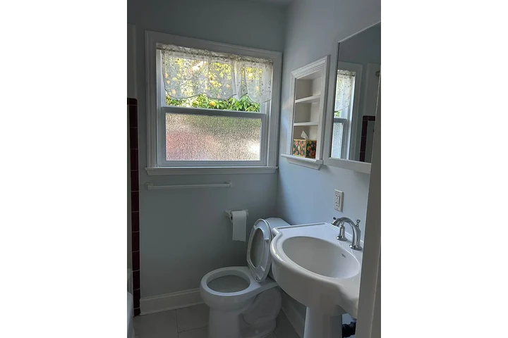 $900 : 2 BR/1 Ba charming cottage dup image 9