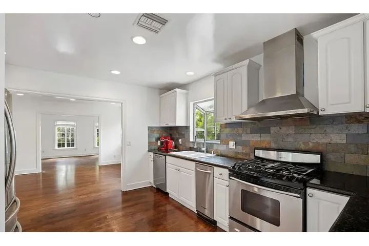 $2550 : 3 Bed Home in N Plymouth Blvd image 4