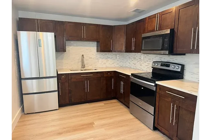 $900 : Casa remodelada.Tiene 2 ! image 5