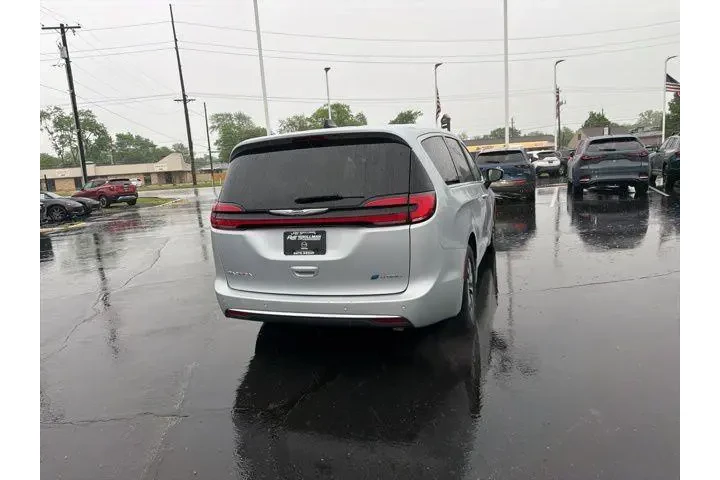 $27980 : Chrysler Pacifica Plug-In Hy image 10