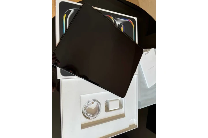 $800 : Like new iPad Pro 13” M4 7th g image 9