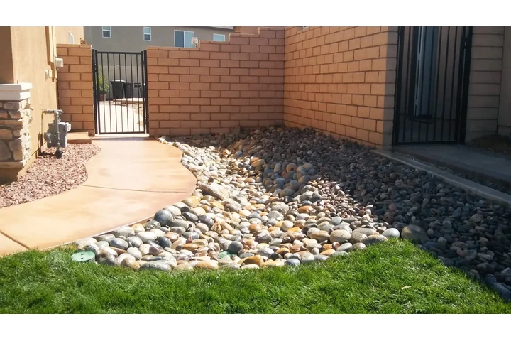 Aztecas LandsCaping image 5