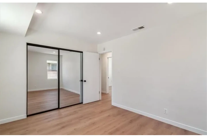 $3000 : 4Bed/2Bath House in Crenshaw image 6