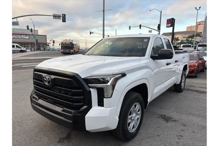 $39988 : Toyota Tundra 2025 4x4 SR 4d image 2