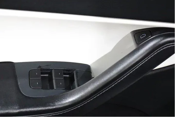 $29998 : Tesla Model Y 2021 AWD Long image 7