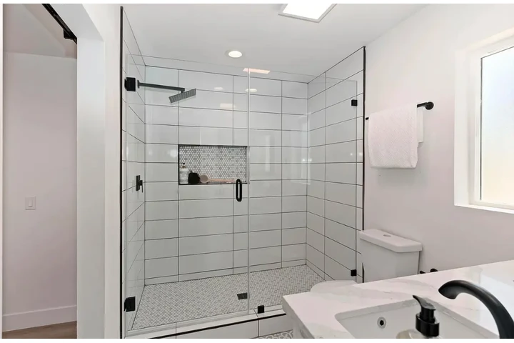 $2400 : Newly Renovated 3 Bed in LA image 8