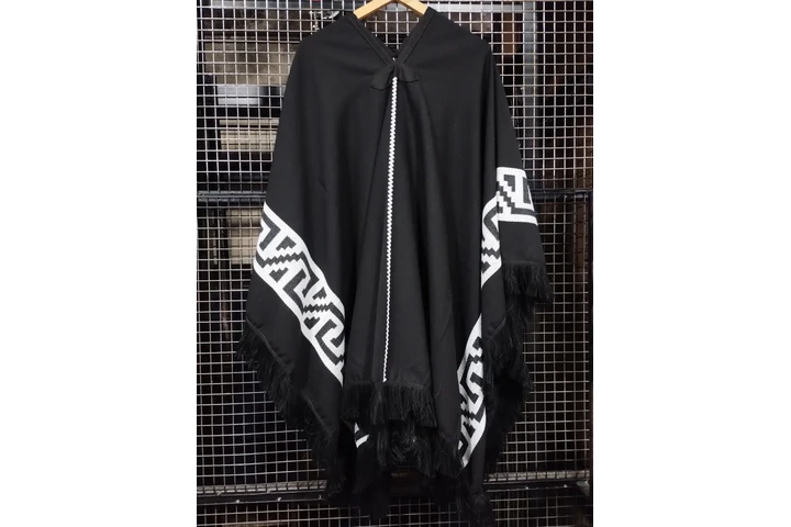 $400000 : Ponchos y tejidos Calamaco. image 8