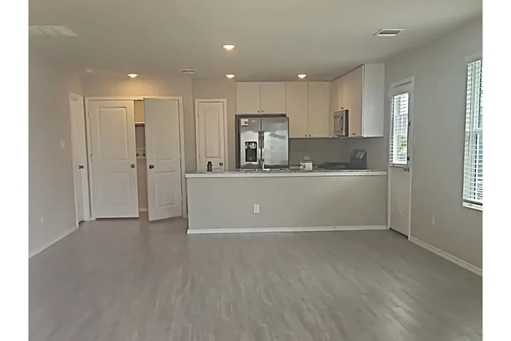 $845 : 3bd/2bat apartment image 5