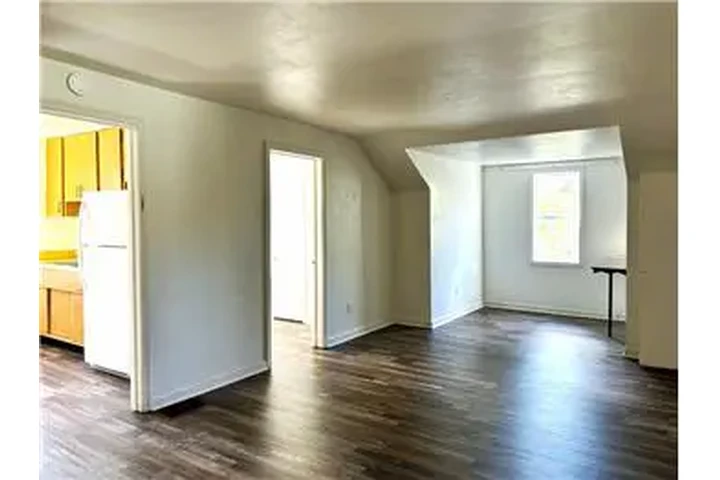 $675 : Rental property with 1 bedro image 2