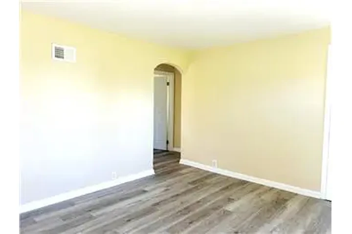 $1100 : Rental property with 2 bedro image 5