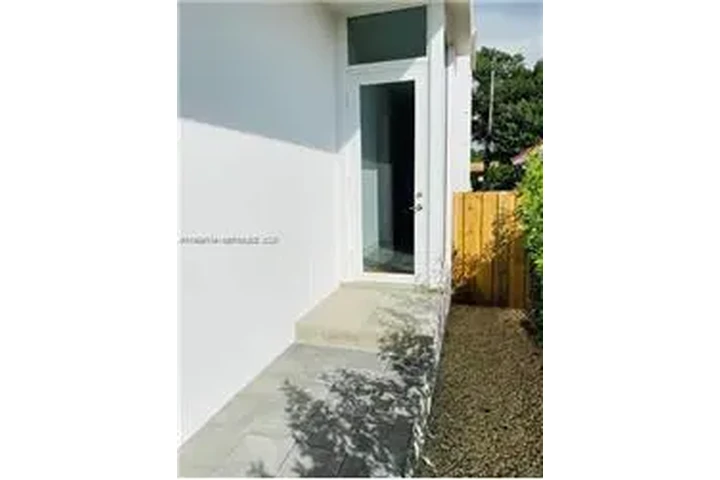 $6000 : Rental property with 3 bedro image 2