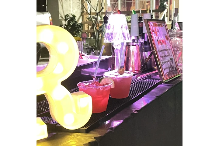 Bartenders & Meseros image 7