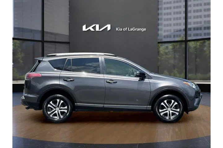 Toyota RAV4 2018 LE 4dr SUV image 7