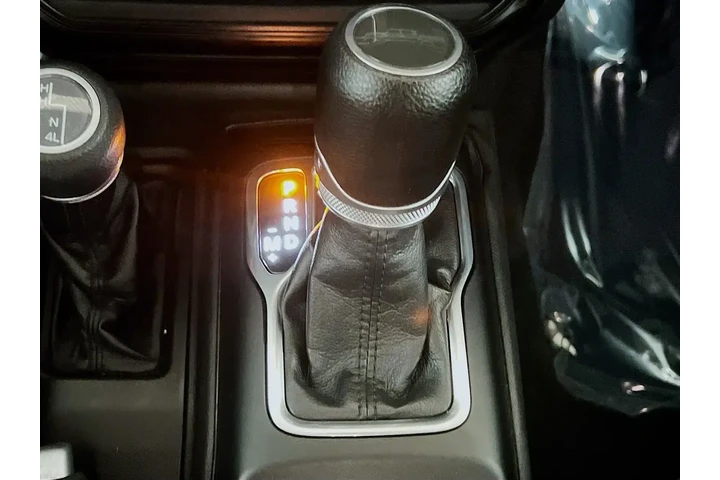 $25998 : Jeep Gladiator 2022 4x4 Will image 10