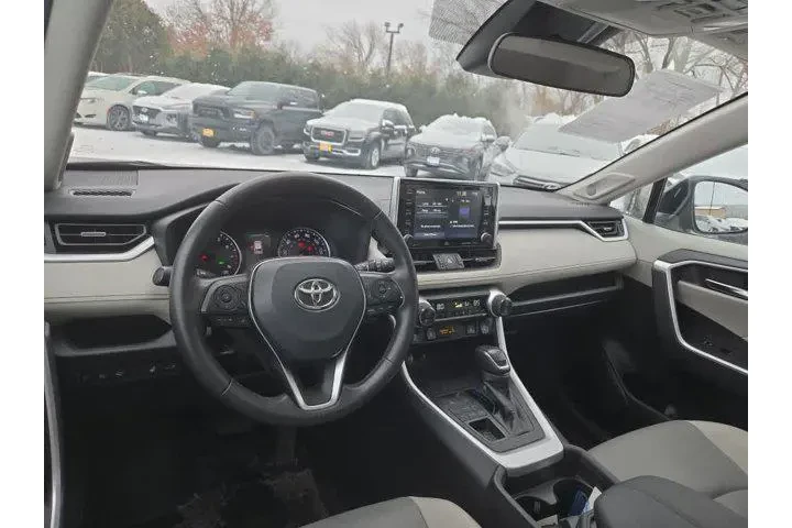 $30000 : Toyota RAV4 2021 AWD XLE Pre image 10