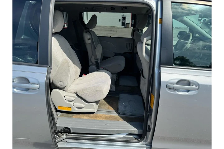 $4980 : 2011 Sienna LE image 9