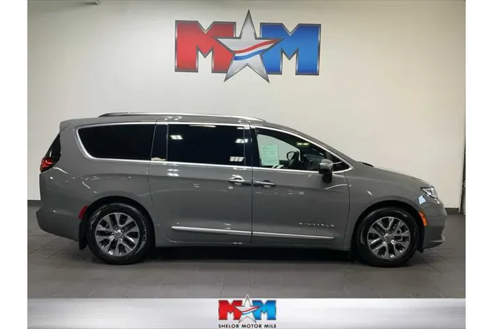 $39989 : Chrysler Pacifica Plug-In Hy image 1